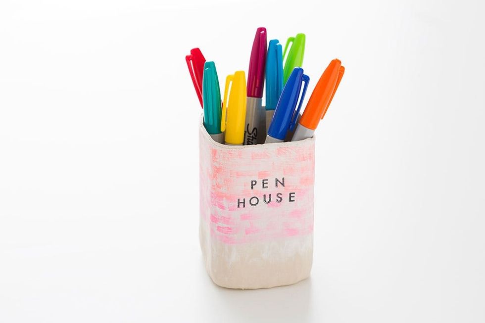 Final-pen-holder-with-pens