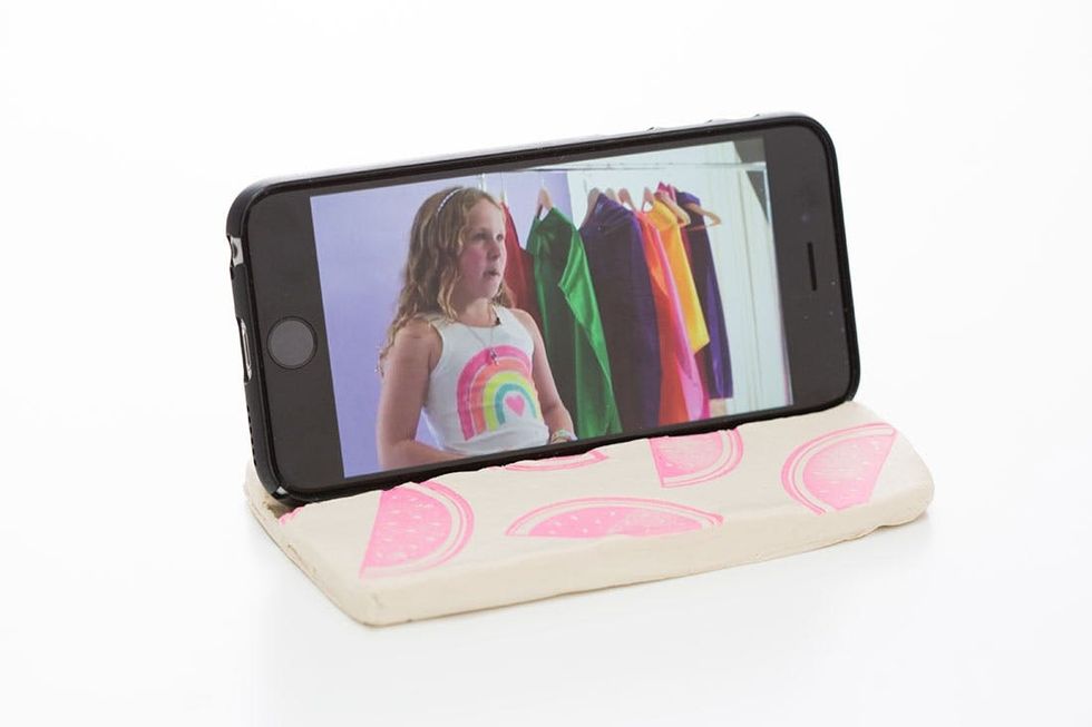 Final-Phone-Holder-with-phone