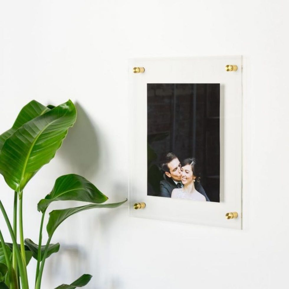 float-frame-main03-hanging-with-plant_2x