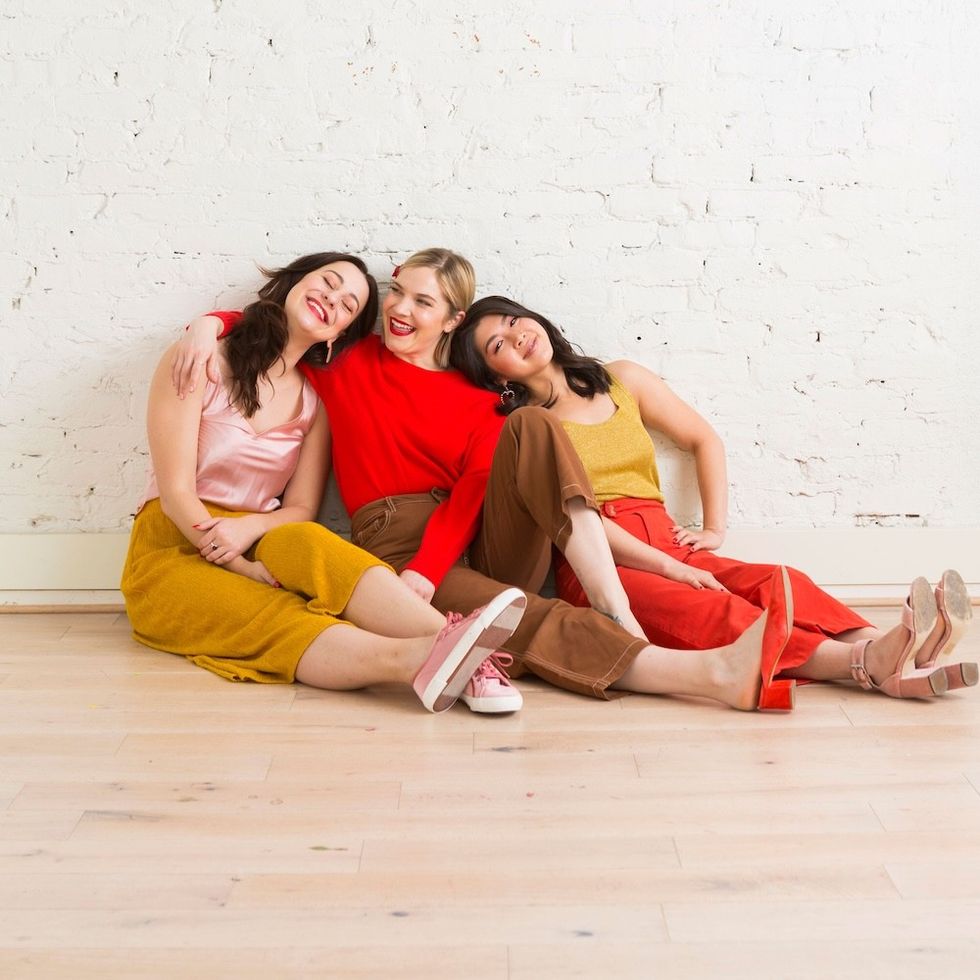 friends cuddling while sitting together how to be a good friend