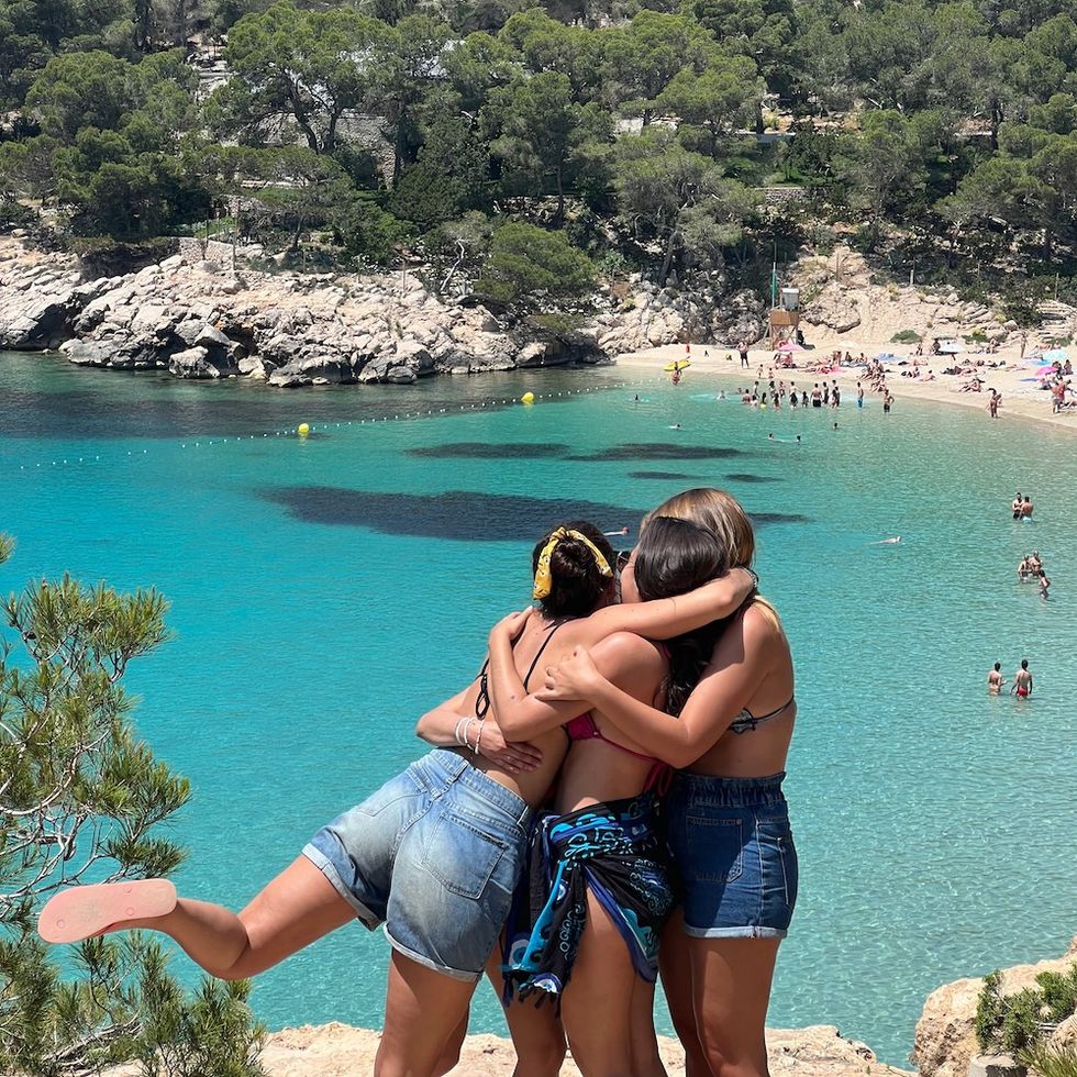 friends hugging by the water