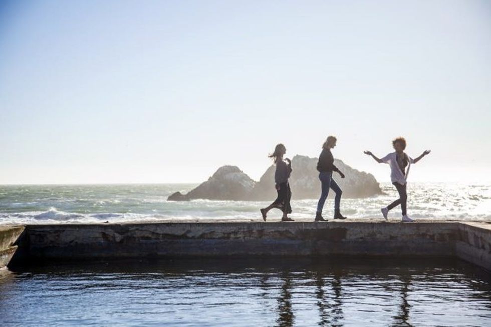 friends-traveling-together