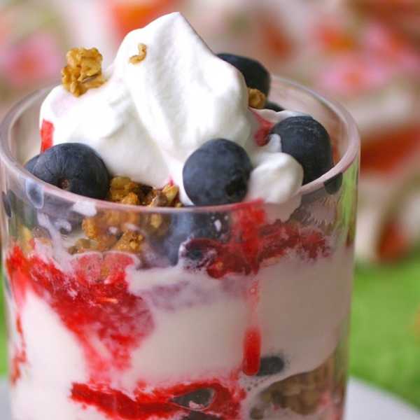 Frozen Yogurt Parfaits