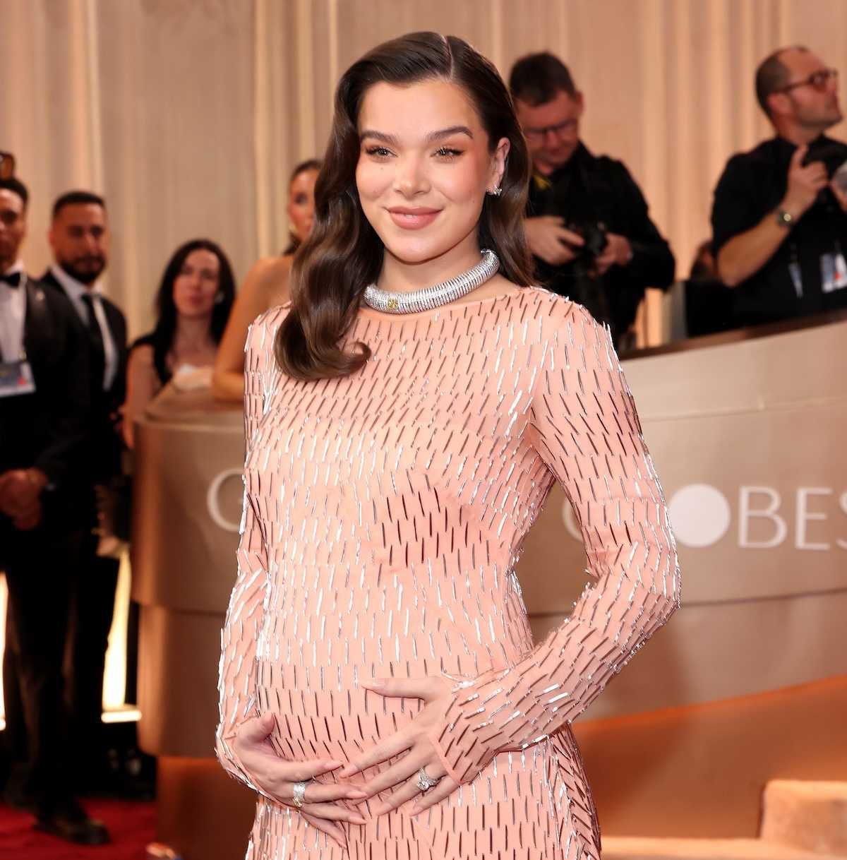 hailee steinfeld baby bump