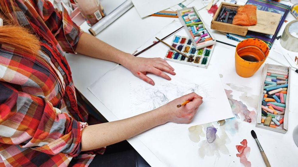 Hands-of-an-artist-working-with-pencil-sketch-000059614078_Medium