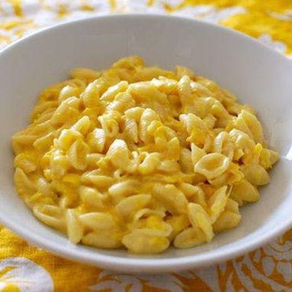 healthy mac n cheese recipe on a white and yellow tablecloth in a white bowl