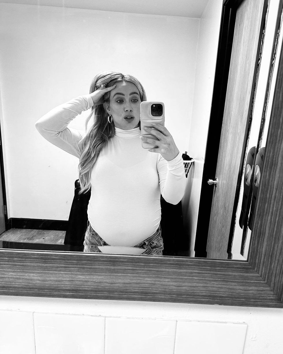 Hilary Duff showing baby bump in mirror