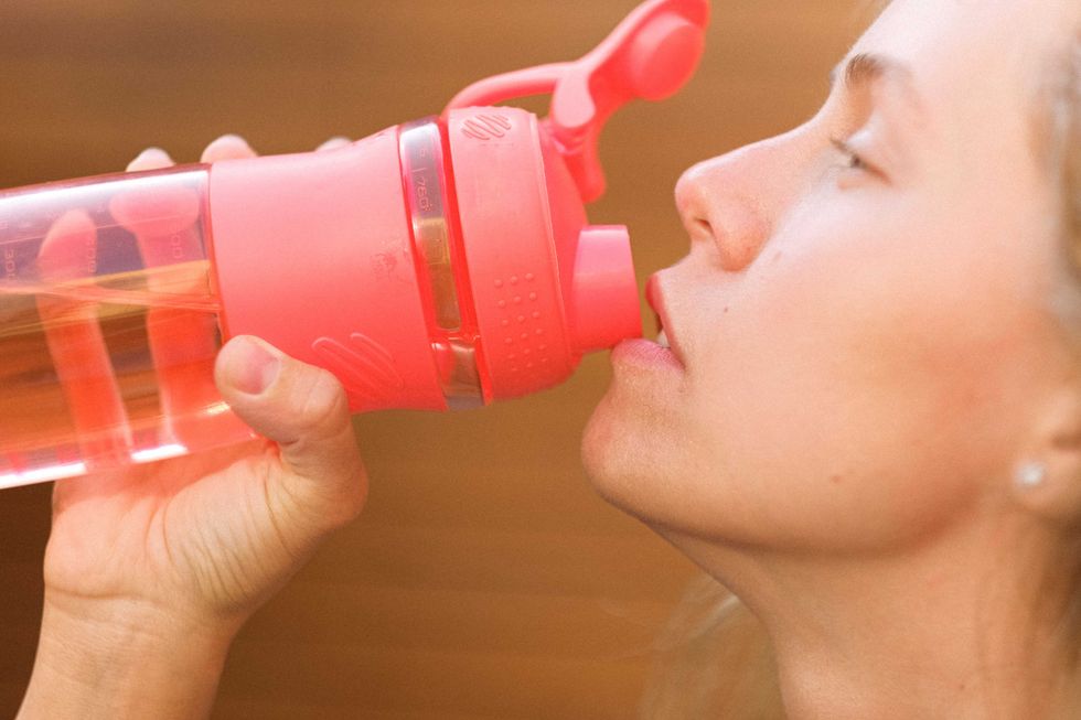 how to clean a plastic water bottle