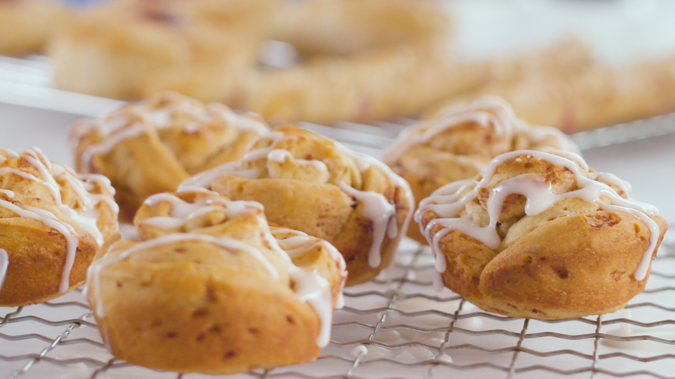 how to make pillsbury Cinnamon Roll Roses for mother's day brunch bouquet
