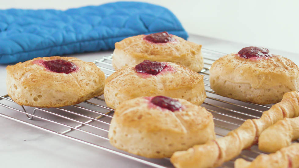 how to make pillsbury Raspberry Biscuit Blossoms for mother's day brunch bouquet