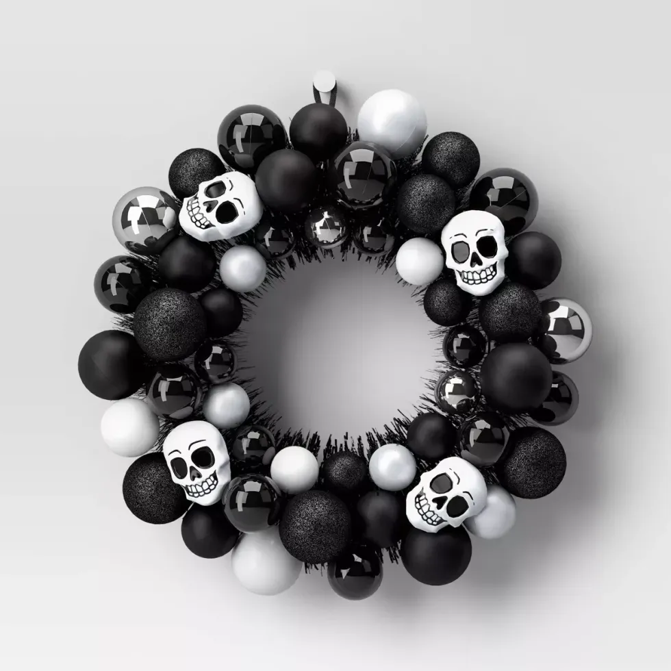 hyde & eek! boutique shatterproof skull wreath