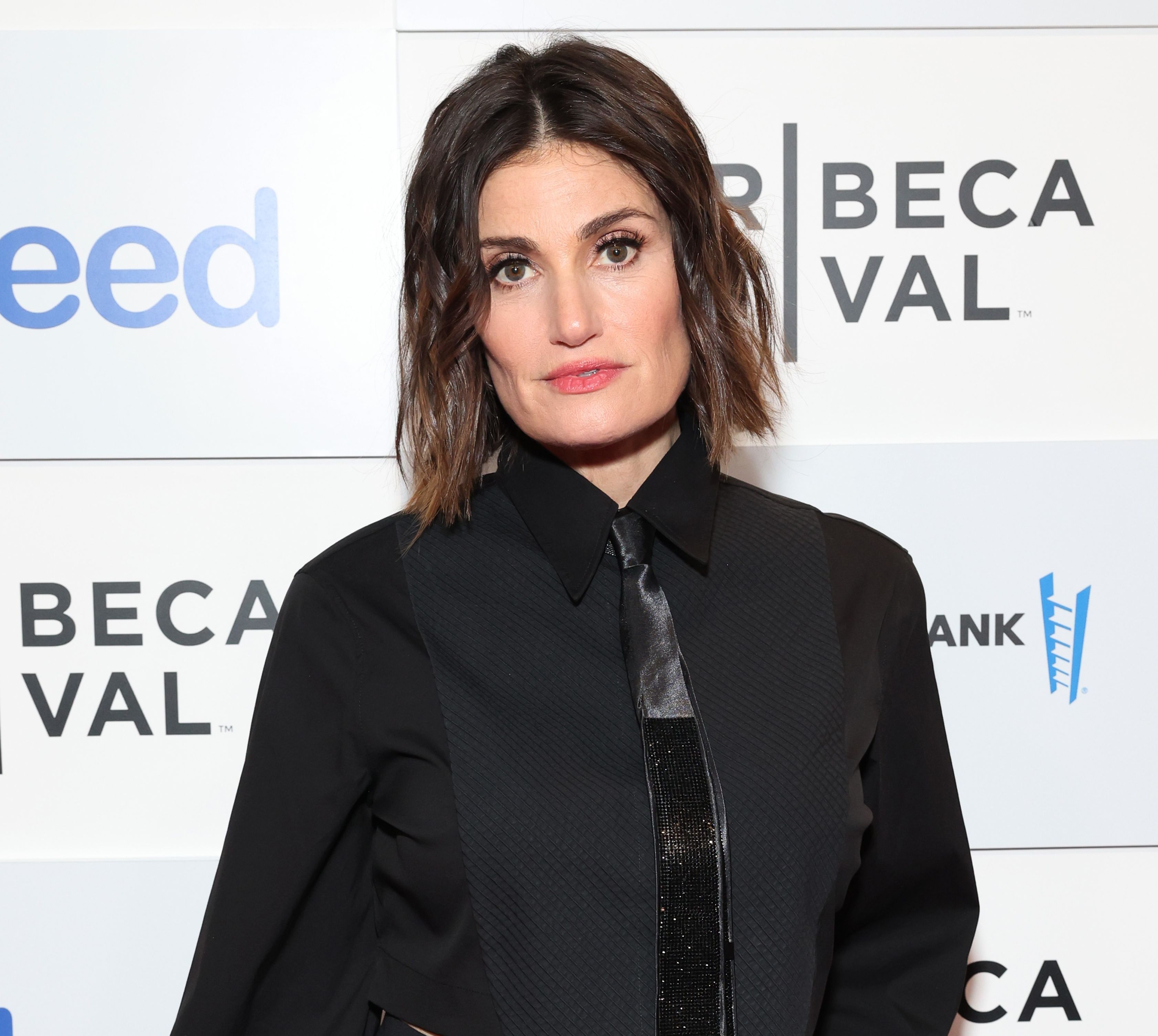 idina menzel with a hairstyle for women over 50