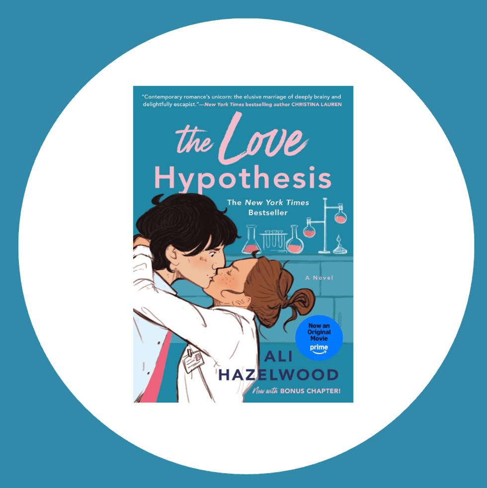 Illustrated couple kissing, book cover: "The Love Hypothesis" by Ali Hazelwood.