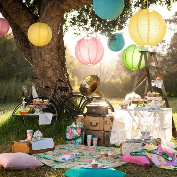 of Etsy: 20 Must-Haves for the Perfect Vintage Picnic - + Co