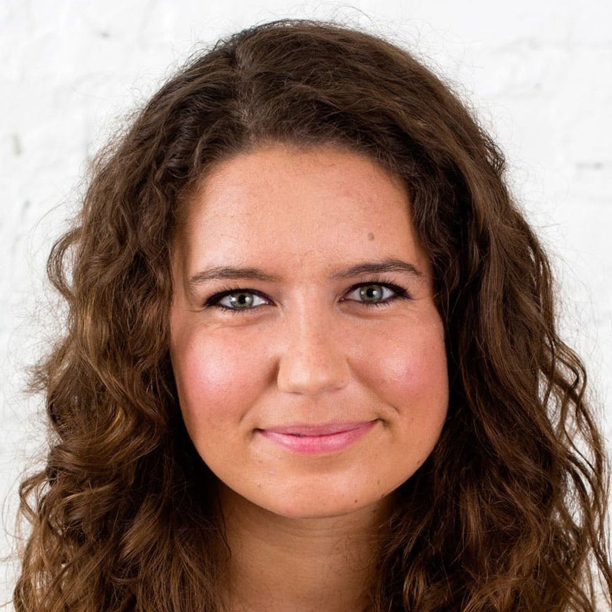 5 Drugstore Makeup Products to Brighten Green Eyes