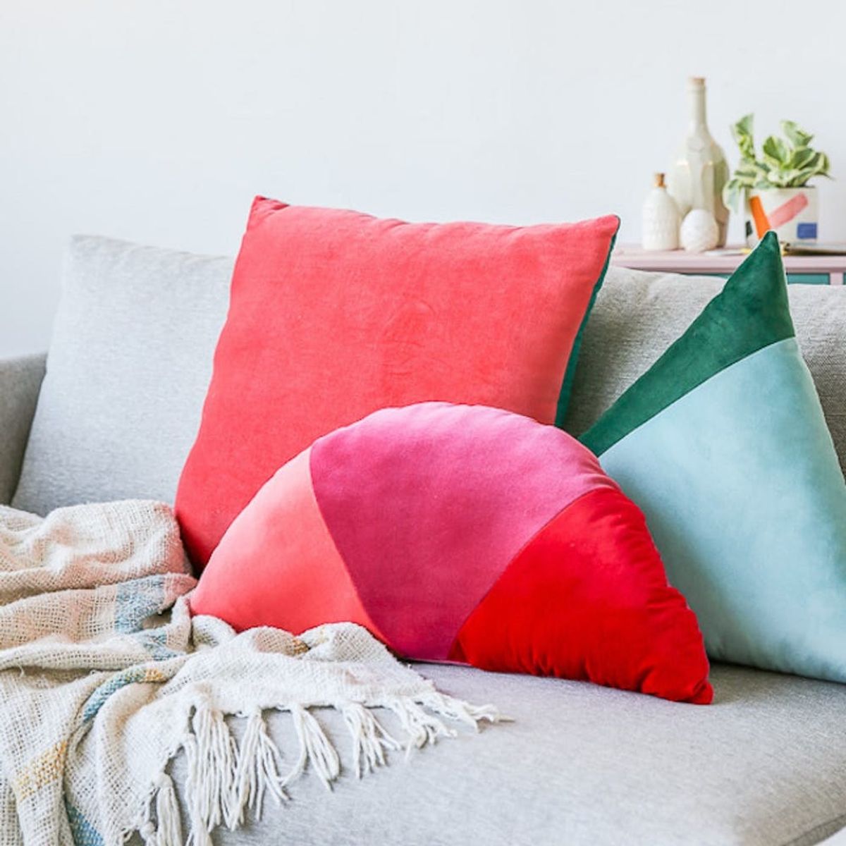 What to Make This Weekend: Holographic Trays, Velvet Pillows + More