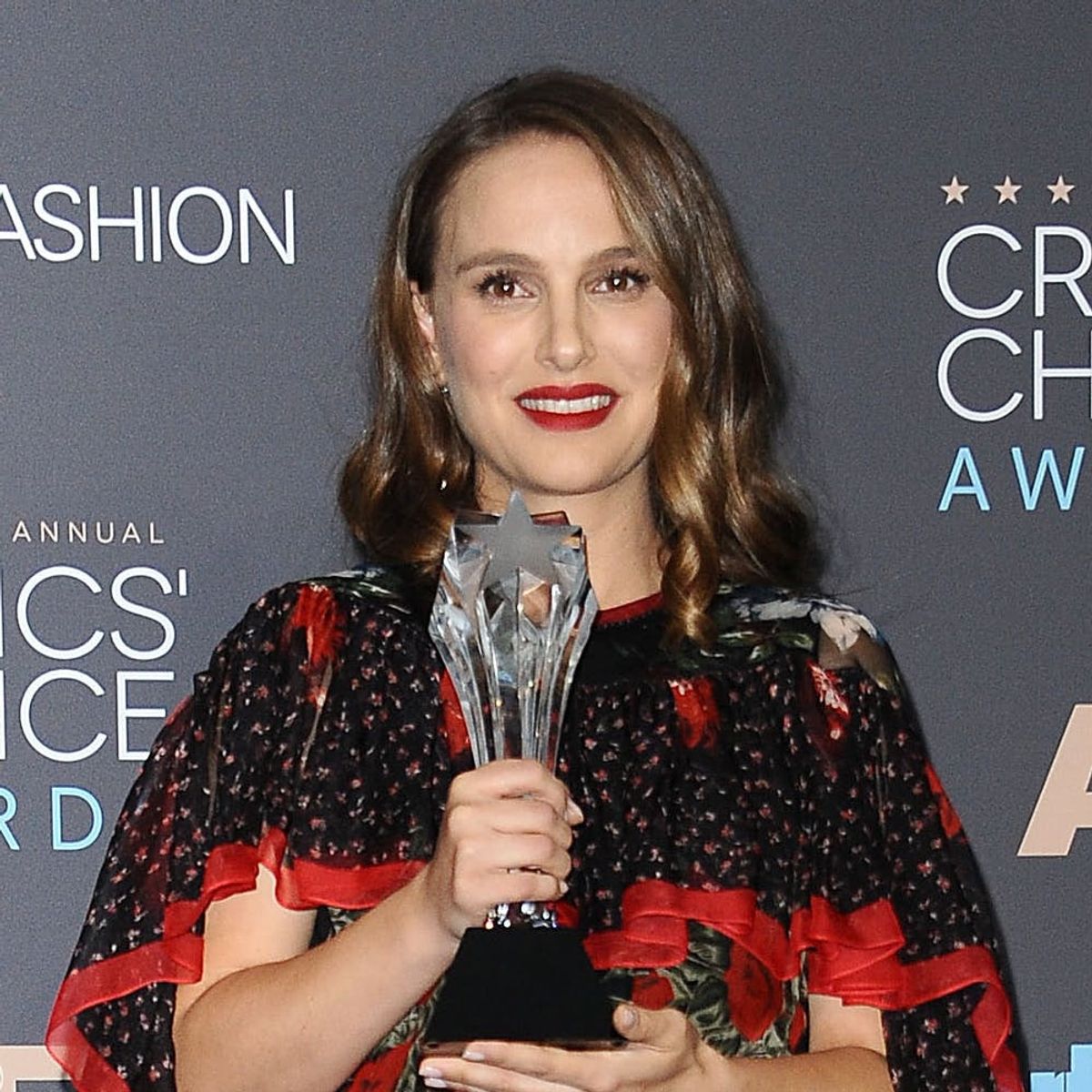 No Matter How Natalie Portman Shows Off Her Baby Bump, She Looks Amazing