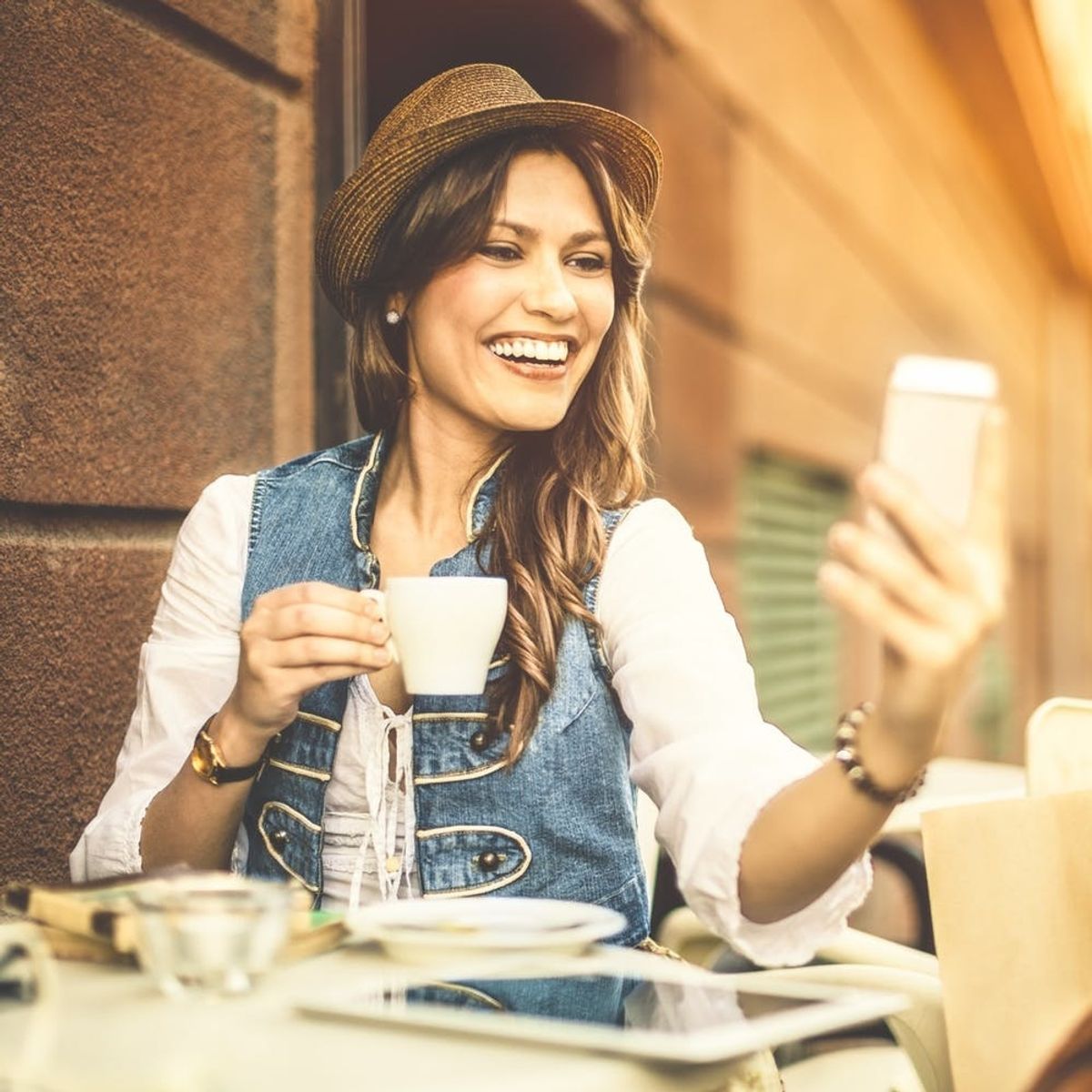 The 5 Components of the Perfect Tinder Profile Pic, According to Science