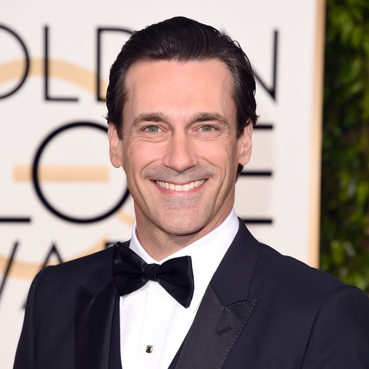 Jon Hamm’s Photobomb Face Is Hilariously Good