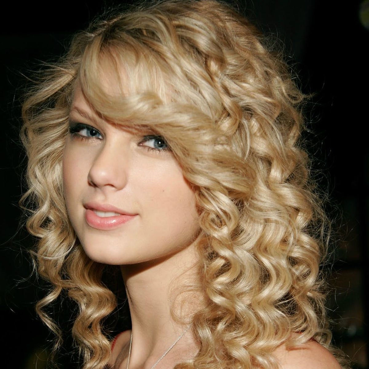 This Taylor Swift Fan Curl Conspiracy Theory Is Insane