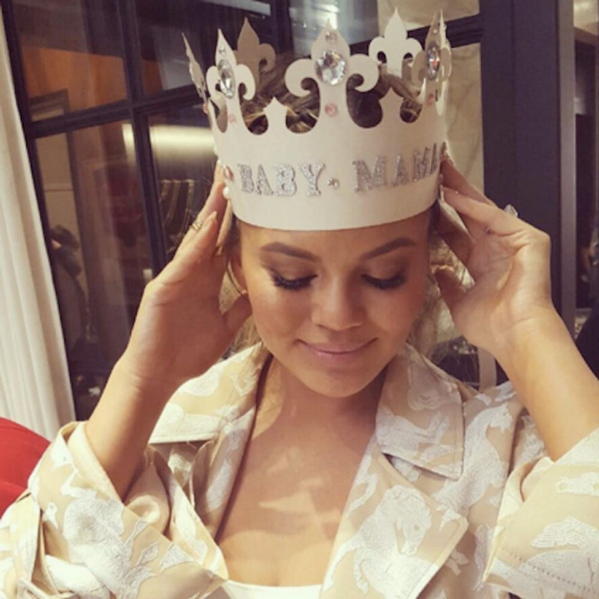 Morning Buzz! Chrissy Teigen Already Has the BEST Mom Jokes + More