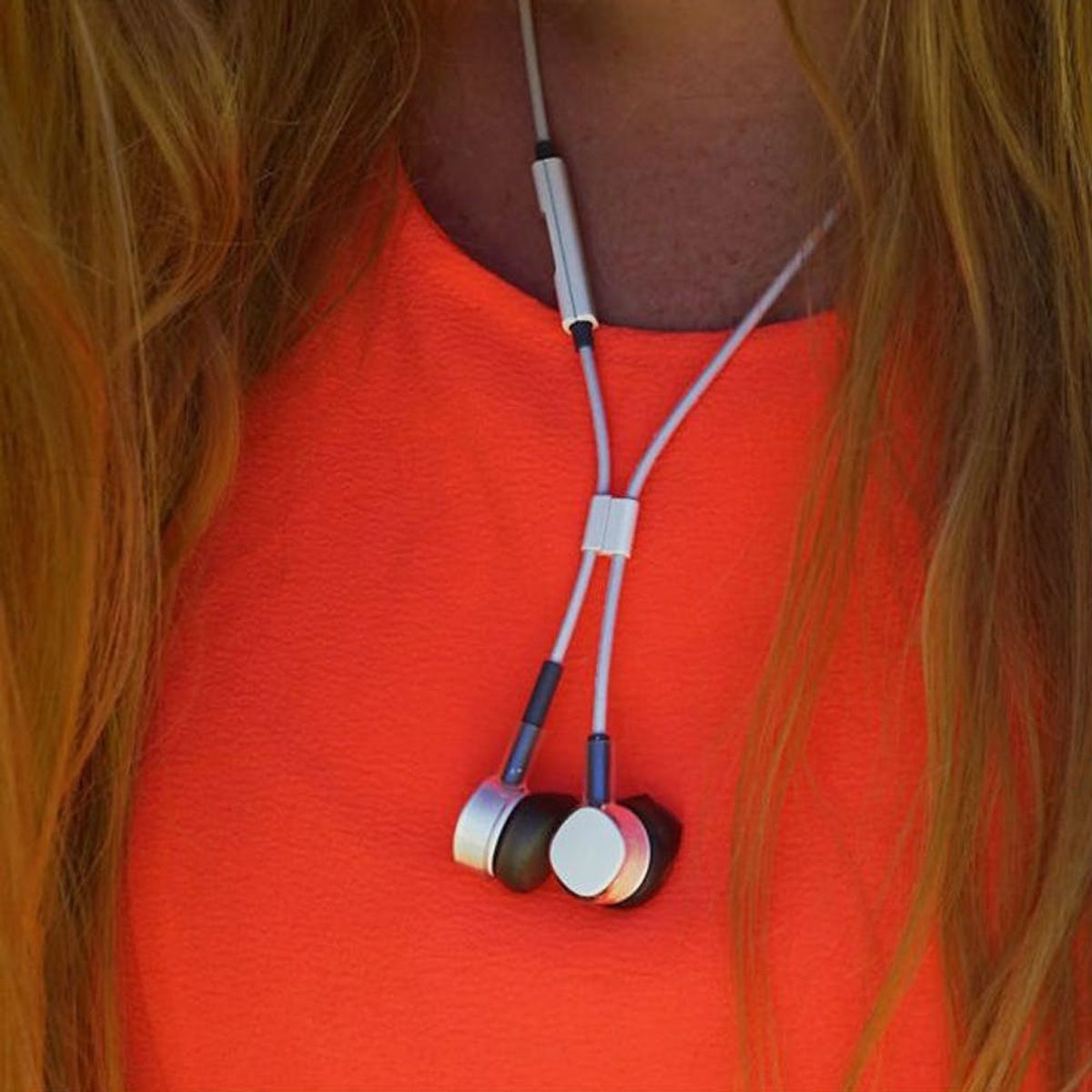 These Wireless Earbuds Let You Listen and Charge at the Same Time