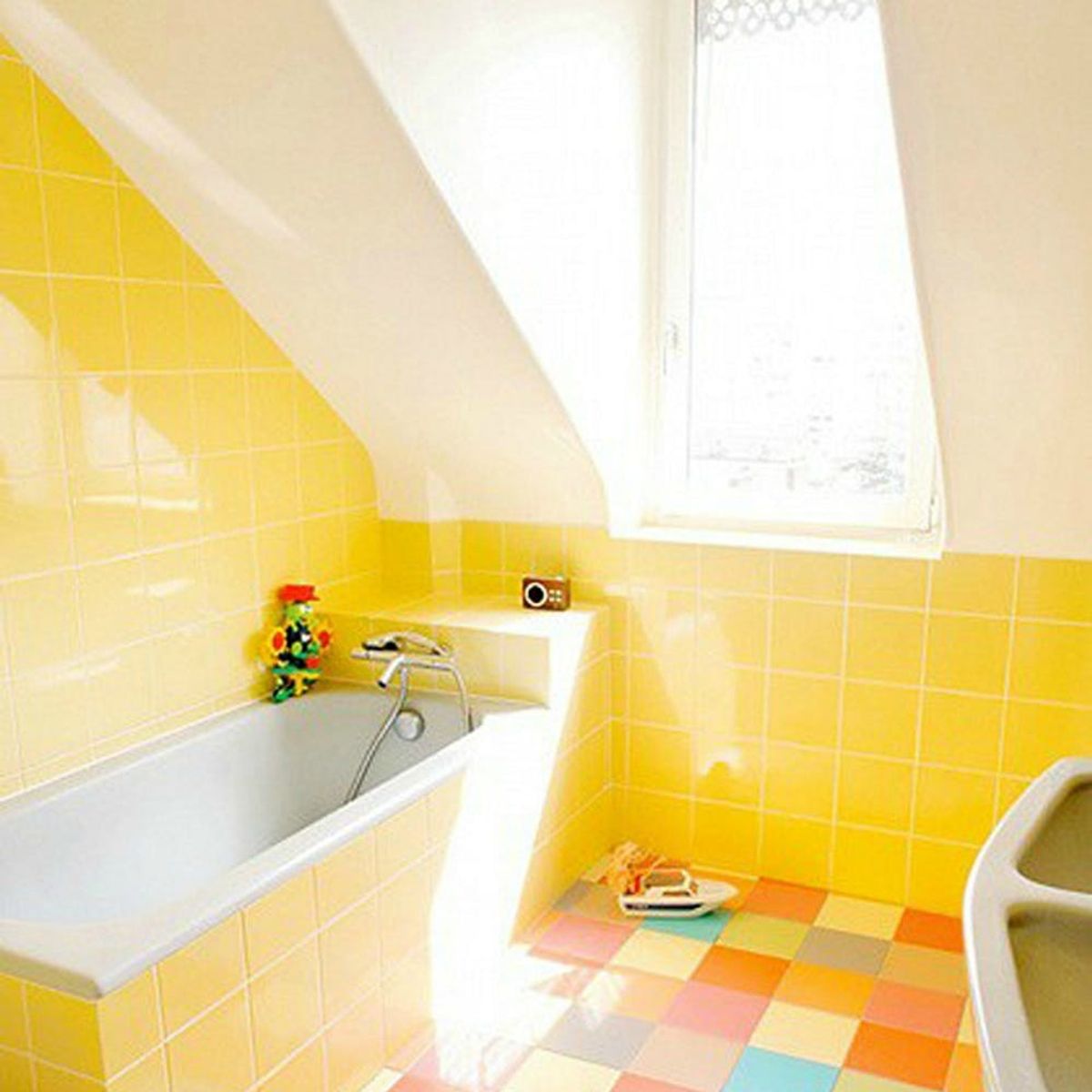 9 Styling Tips for Bathrooms With Windows