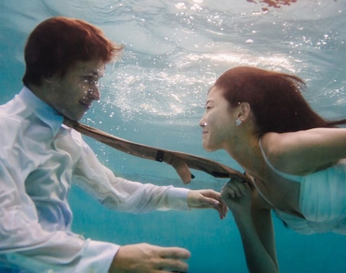 15 Underwater Wedding and Engagement Photos That Are AMAZING