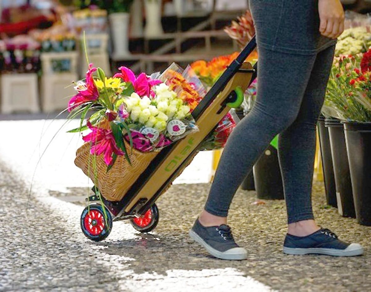 This Contraption Is a Scooter, Backpack and Skateboard in One