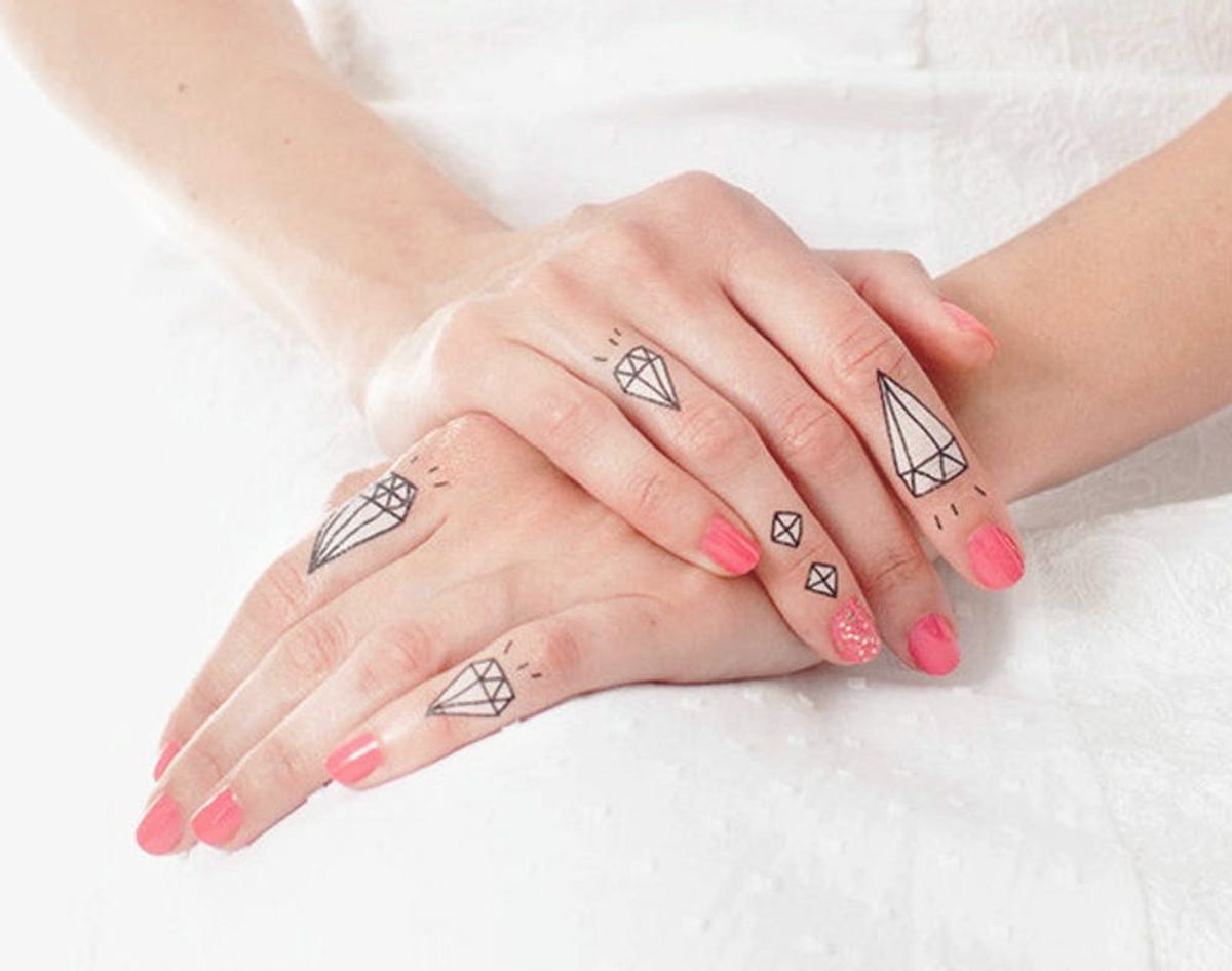 How to Detox Your Nails Like Miley