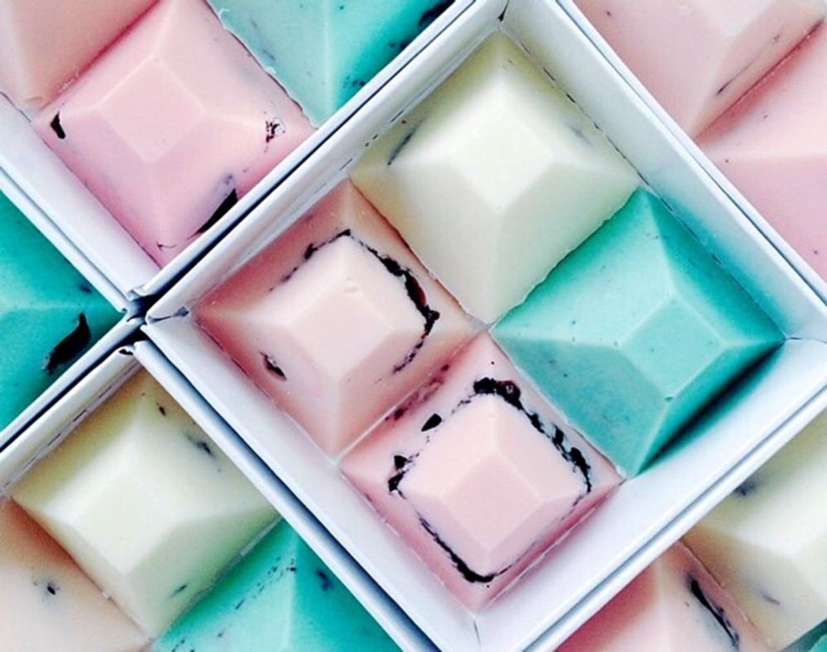 We’re Obsessed With These Custom Color Wedding Favors