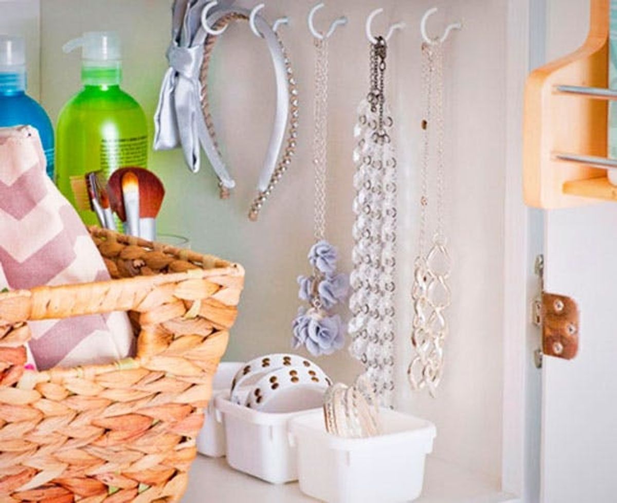 10 Ways to Organize Your Itty Bitty Bathroom