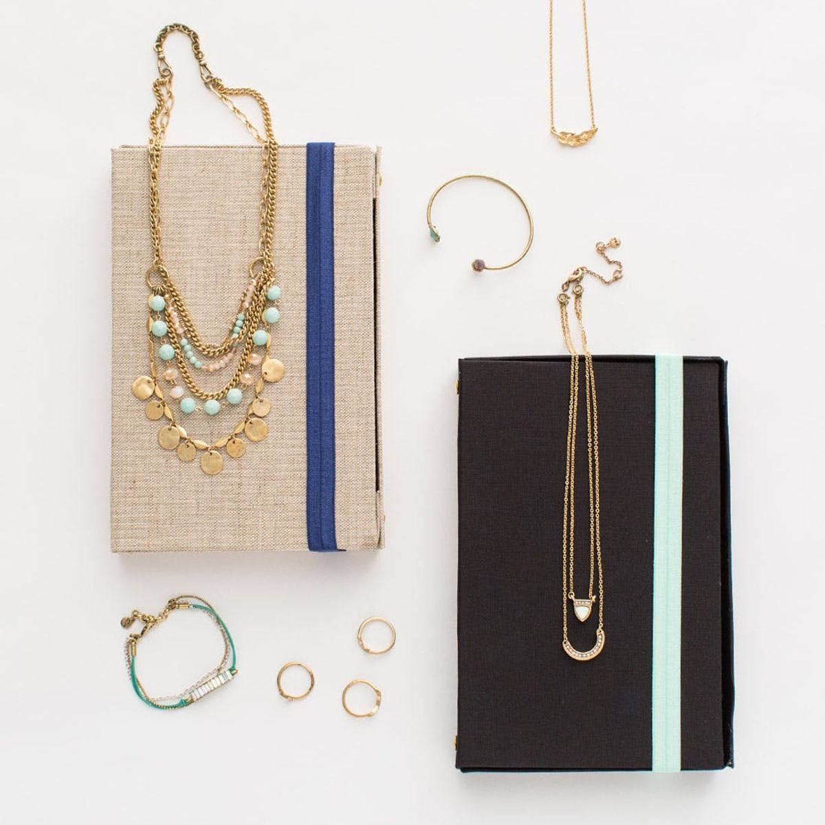 This DIY Jewelry Organizer Looks like a Notebook