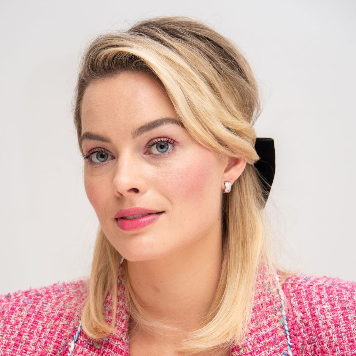 How to Wear ’90s Hair Accessories Like a Celeb