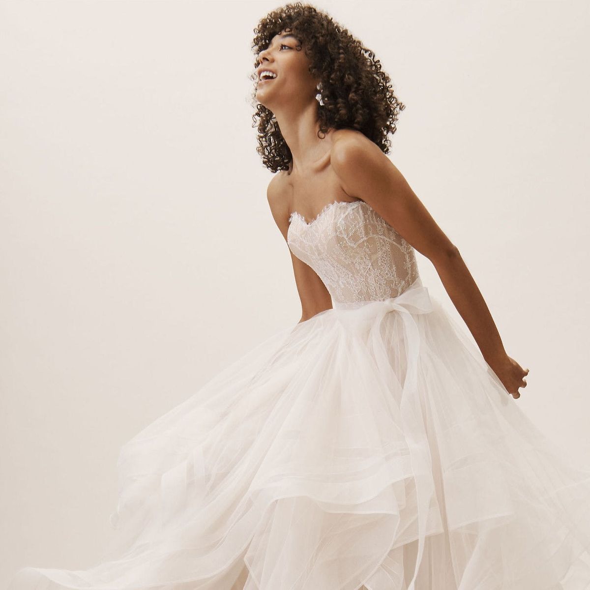 14 Under-$1000 Wedding Dresses for Flat-Chested Brides