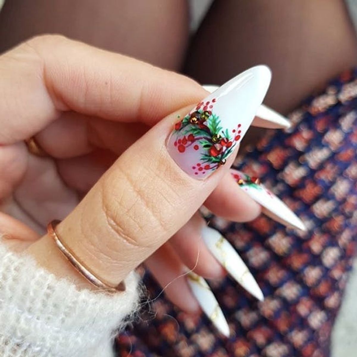 Upgrade Your Holiday Mani With Mistletoe Nail Art