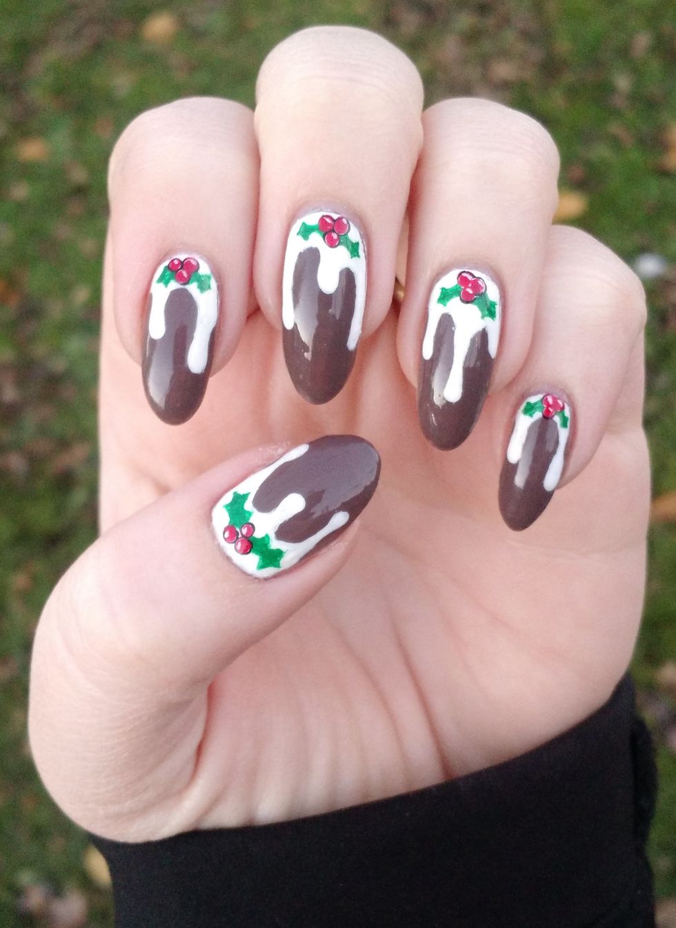 Upgrade Your Holiday Mani With Mistletoe Nail Art - Brit + Co