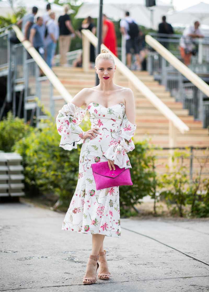8 Carrie Bradshaw-Inspired Looks You Can Rock in 2018 - Brit + Co