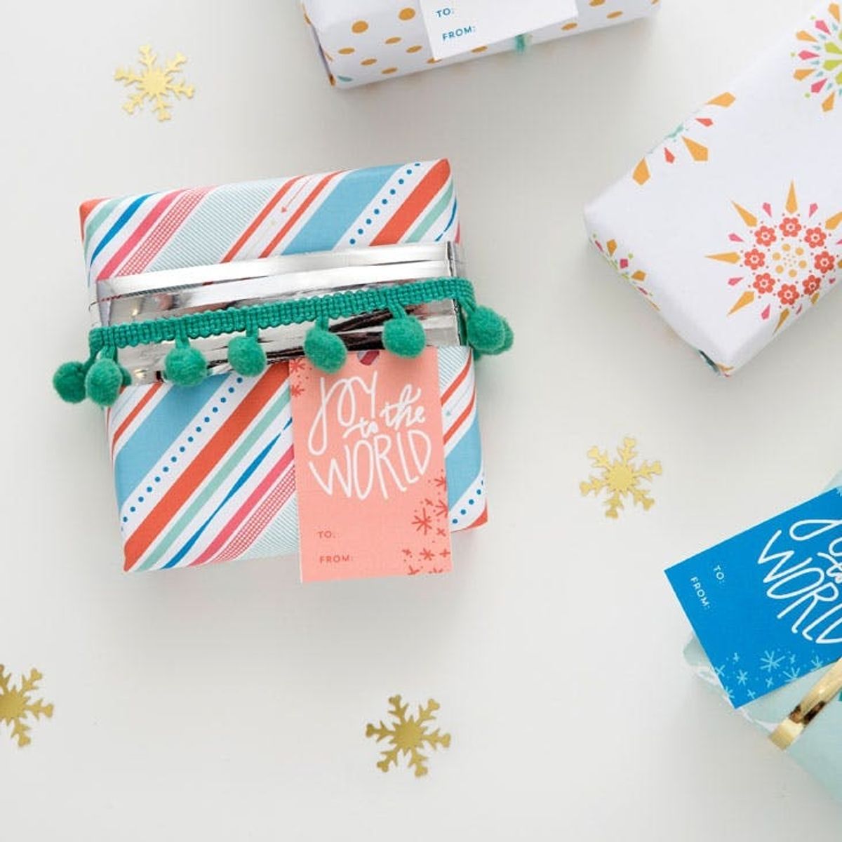 OMG! Free Printable Gift Wrap, Gift Tags and Holiday Cards