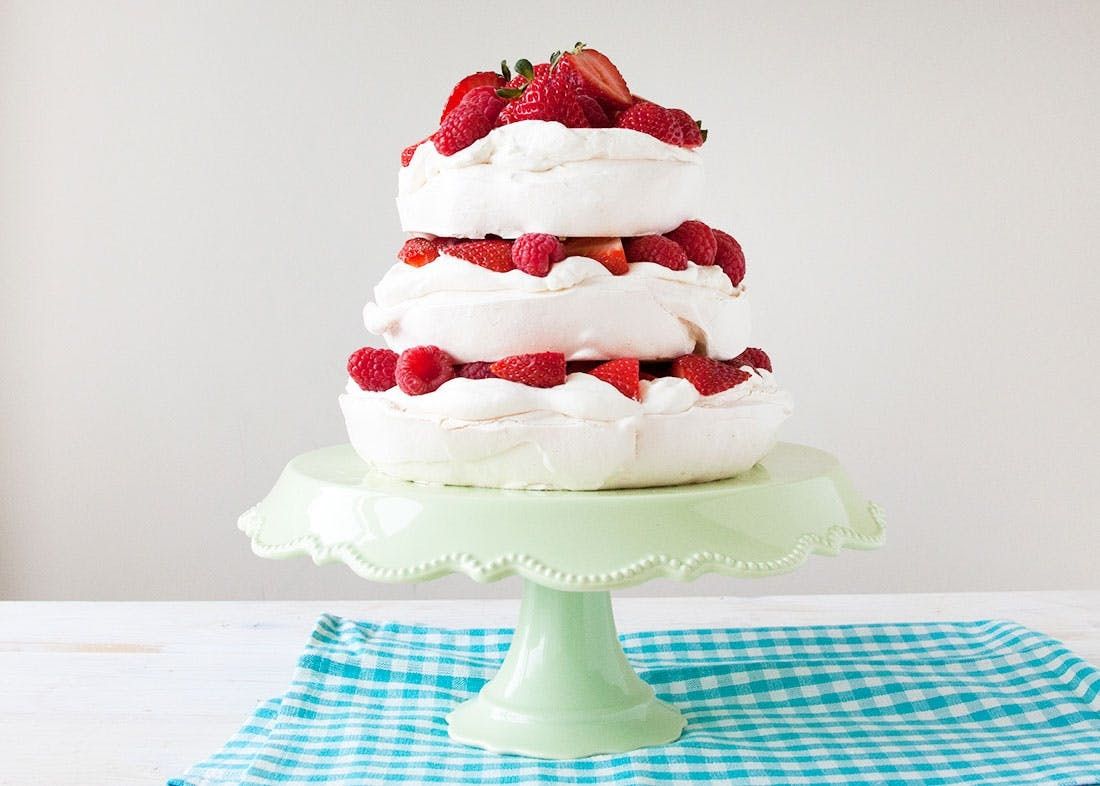 Pavlova Berry Cake