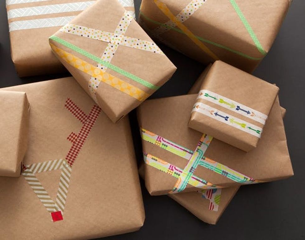 DIY gift wrap ideas with packing and washi tape 