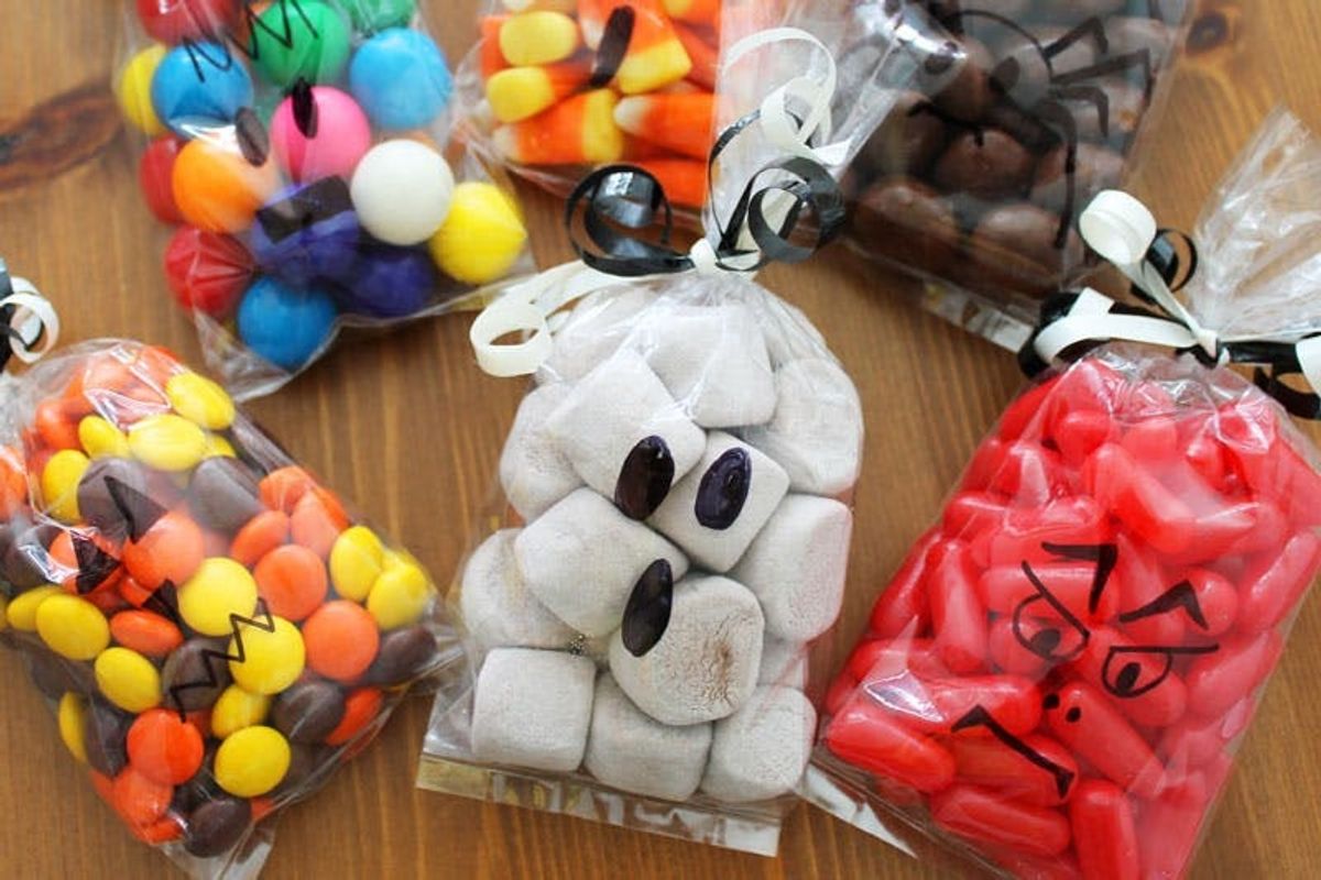 Need a Last Minute Halloween Treat? Make Our Ghostly Goodie Bags!