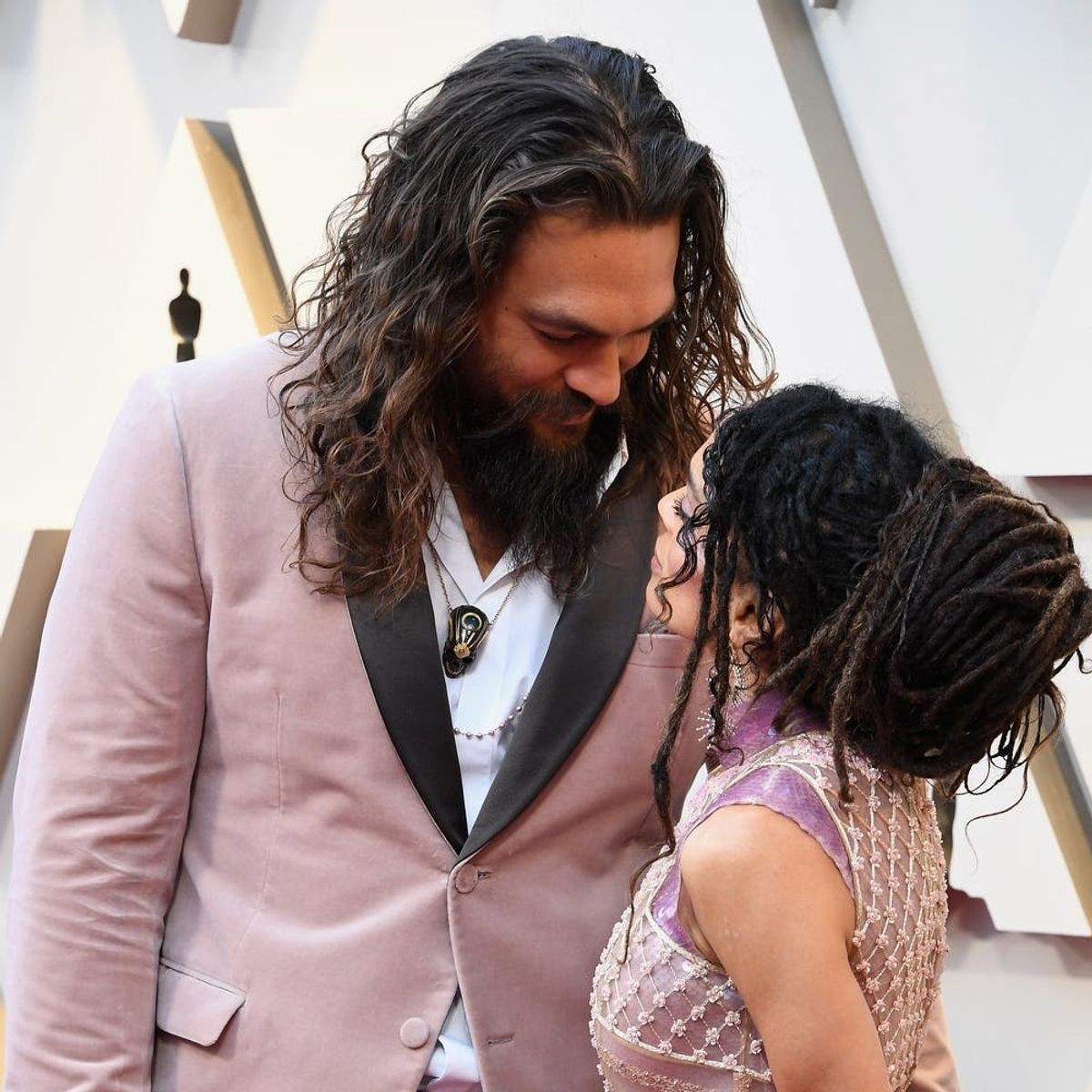 Jason Momoa Holds Lisa Bonet’s Pink Clutch — and Wins the Oscars 2019 Red Carpet