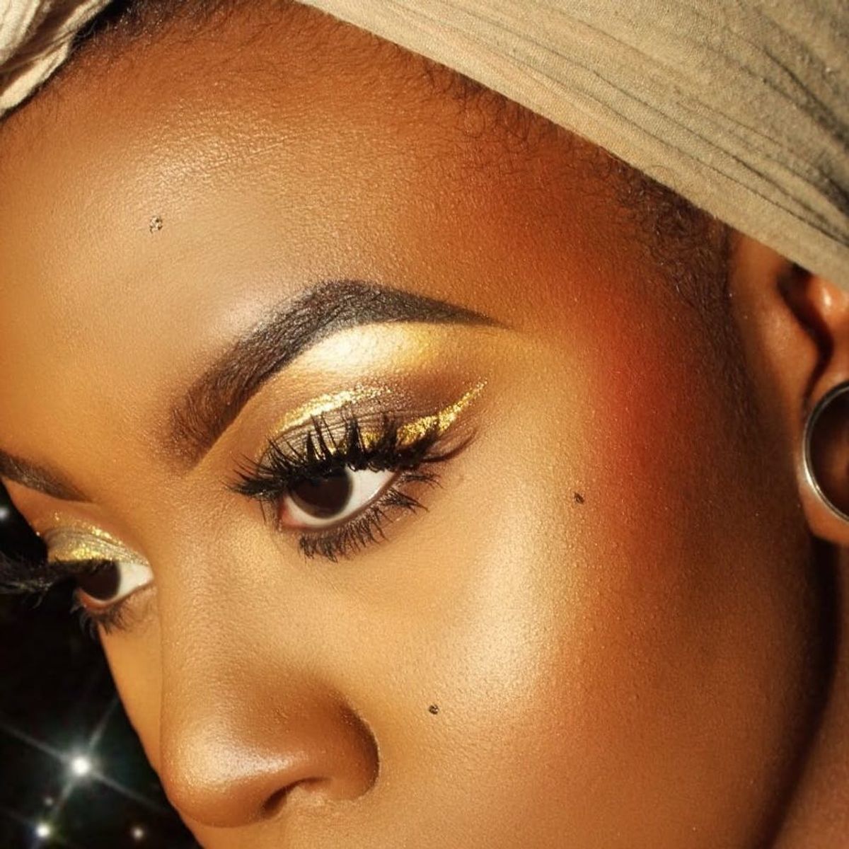 7 Minimalist Gold Eye Looks to Try Before 2018