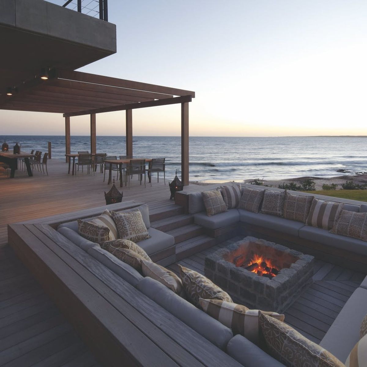 16 Romantic Outdoor Fireplaces and Fire Pits Perfect for Cuffing Season