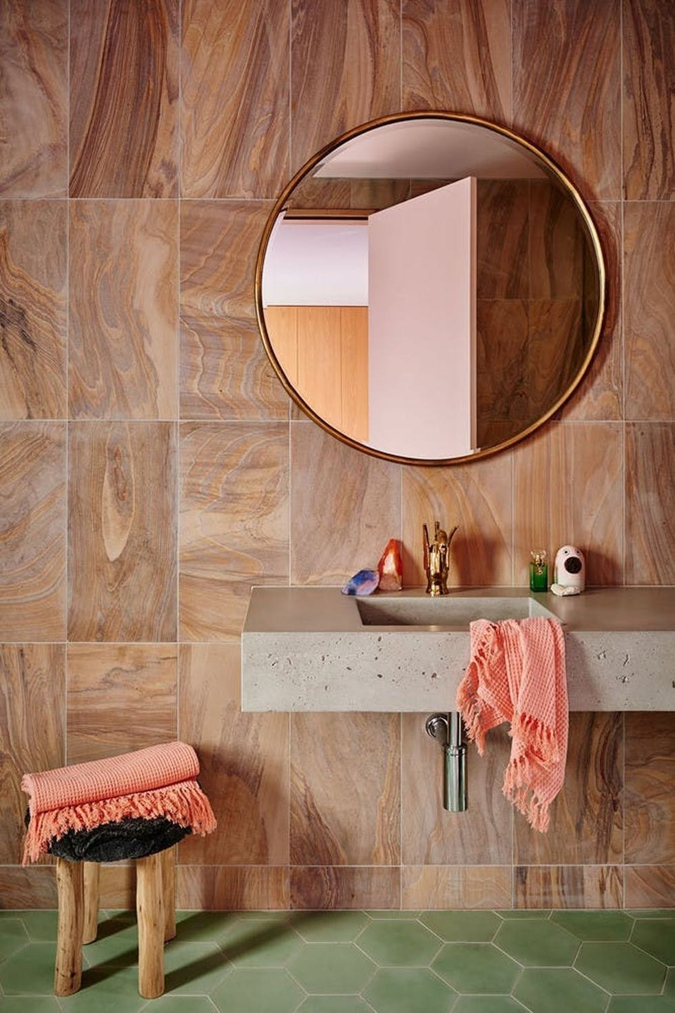 11 Bathrooms That Prove Round Mirrors Are the Trendiest of Them All