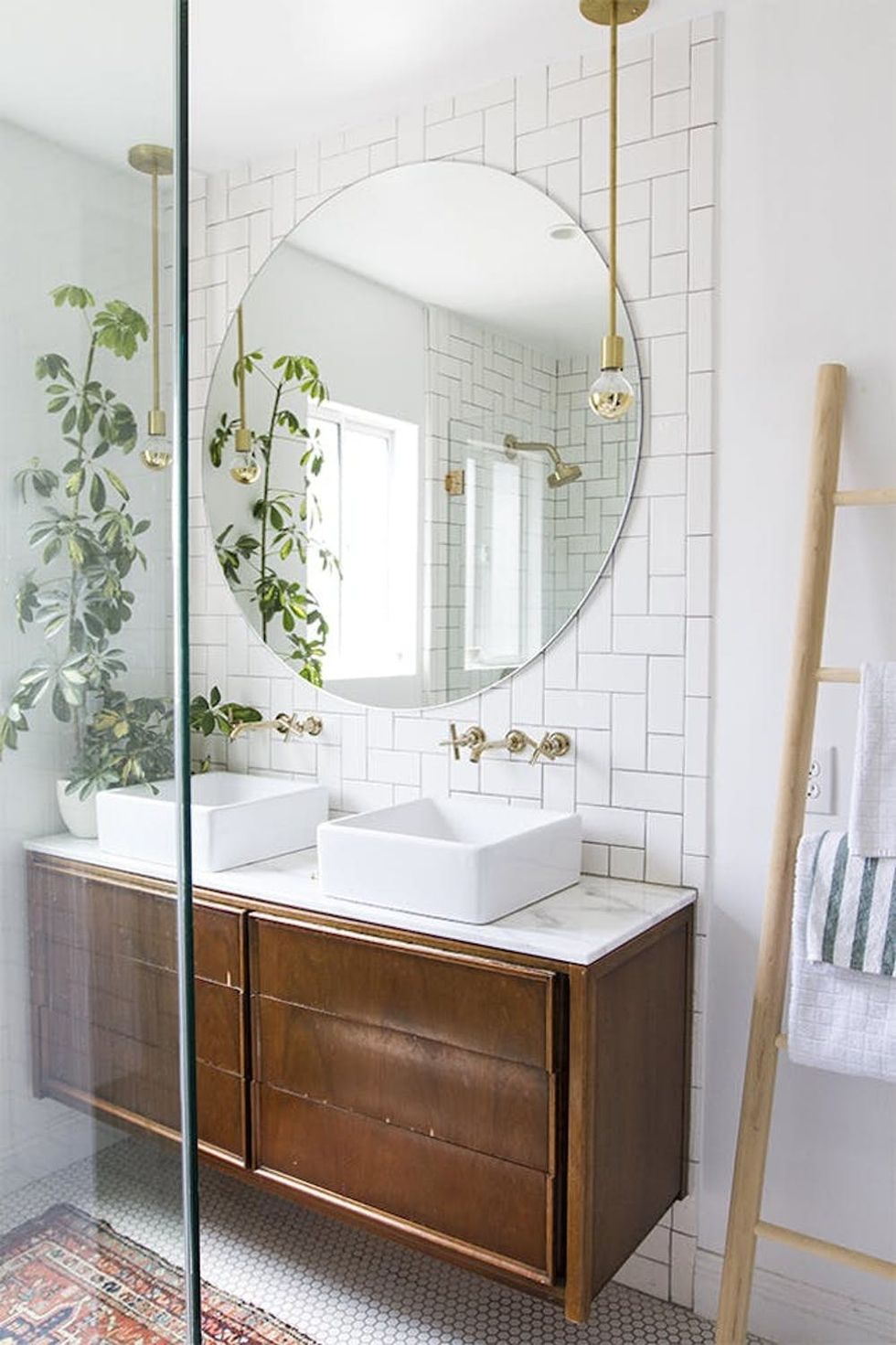 11 Bathrooms That Prove Round Mirrors Are the Trendiest of Them All