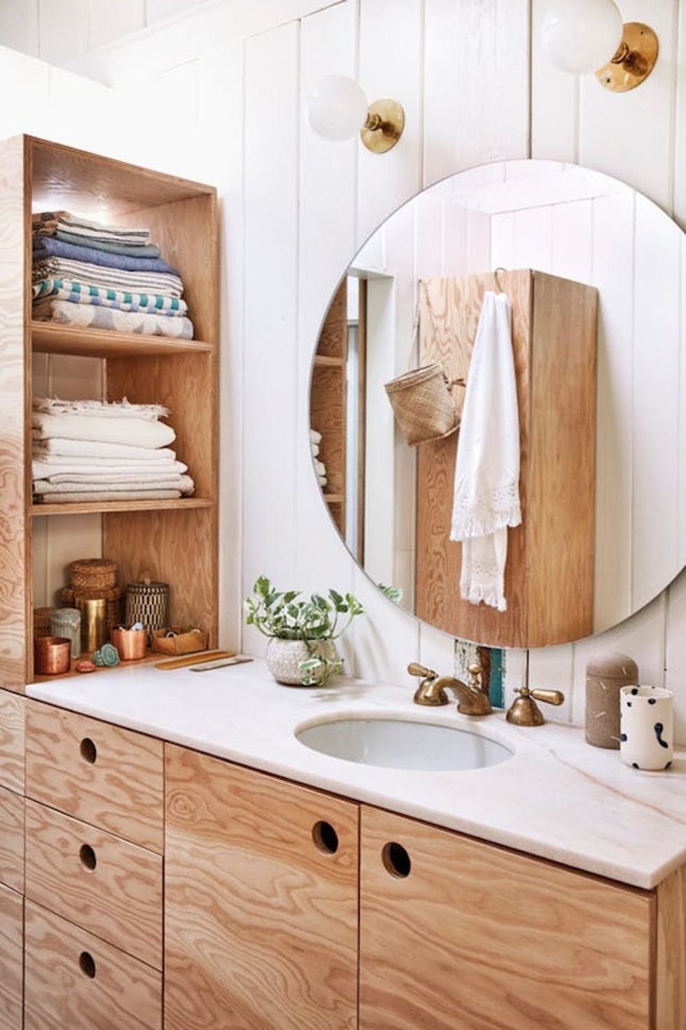 11 Bathrooms That Prove Round Mirrors Are the Trendiest of Them All