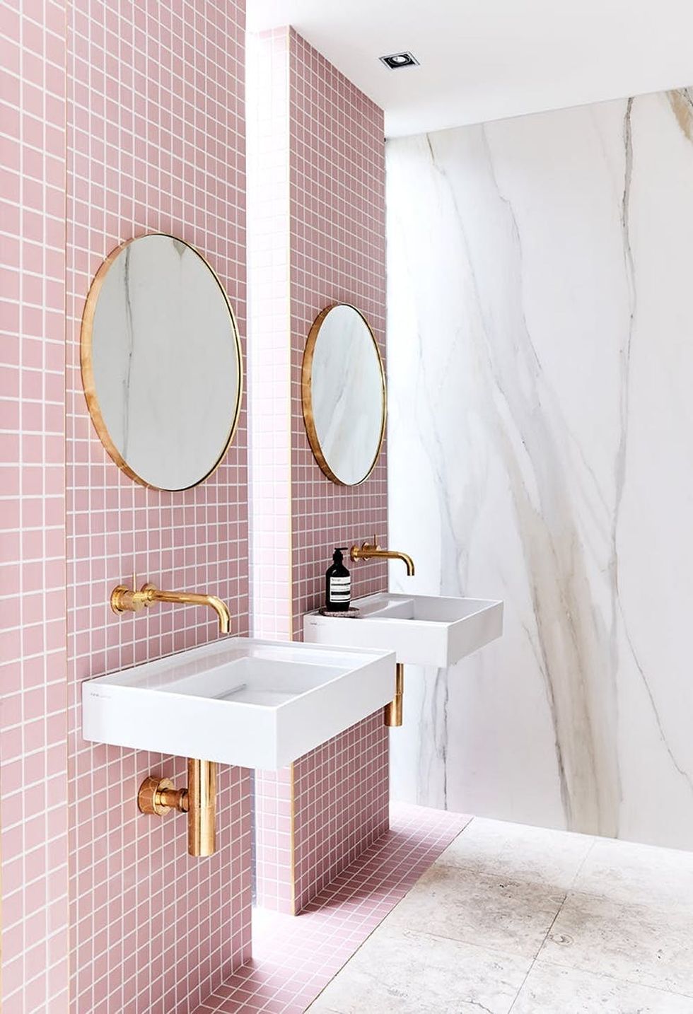 11 Bathrooms That Prove Round Mirrors Are the Trendiest of Them All
