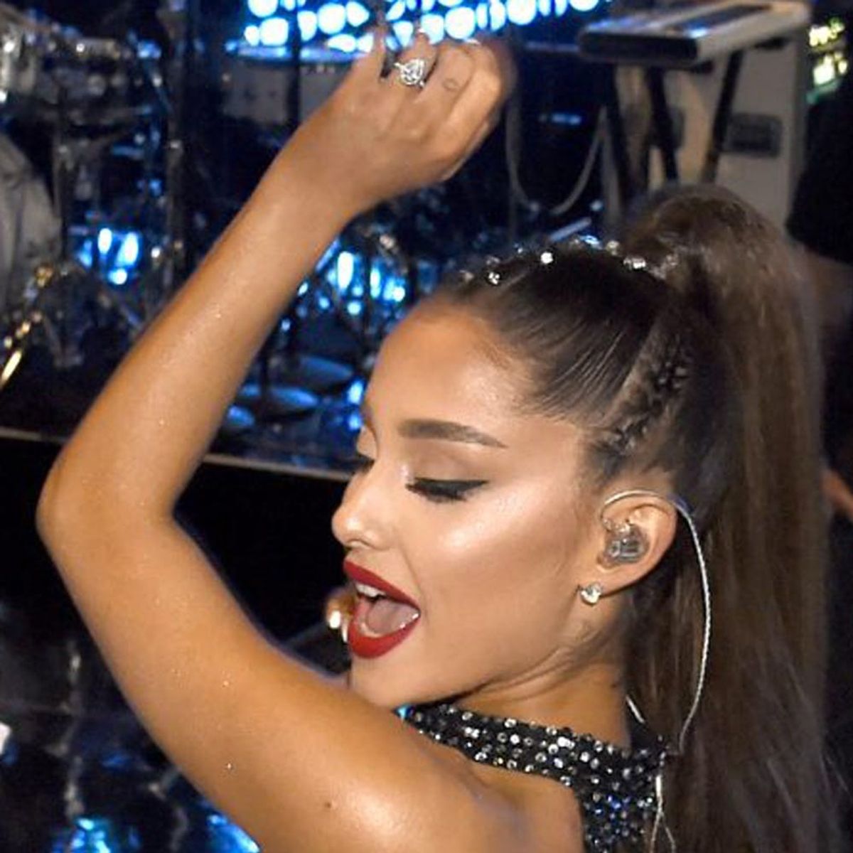 This Is Exactly How Ariana Grande Gets Her Signature Cat Eye